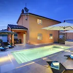 Top Villa Mit Privatem Pool, Wlan, Sonnenliegen, Terrasse Und Eigenem Grillbereich