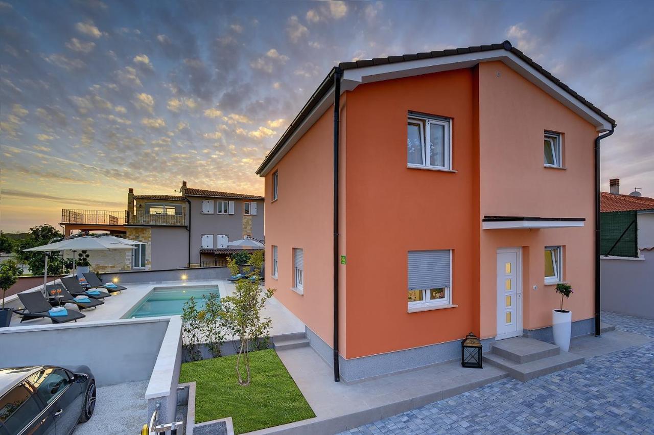 Mit Privatem Pool, Wlan, Sonnenliegen, Terrasse Und Eigenem Grillbereich Pula