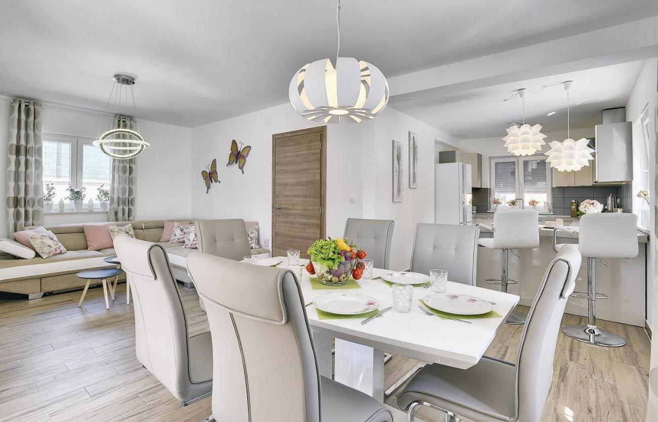 Mit Privatem Pool, Wlan, Sonnenliegen, Terrasse Und Eigenem Grillbereich