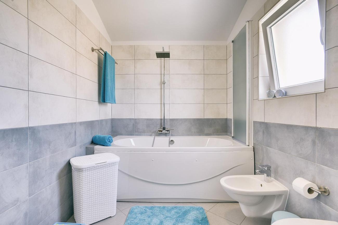 Mit Privatem Pool, Wlan, Sonnenliegen, Terrasse Und Eigenem Grillbereich Pula
