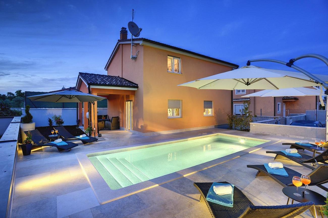 Mit Privatem Pool, Wlan, Sonnenliegen, Terrasse Und Eigenem Grillbereich Vikendica