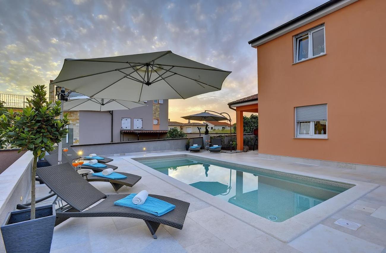 Mit Privatem Pool, Wlan, Sonnenliegen, Terrasse Und Eigenem Grillbereich * Pula