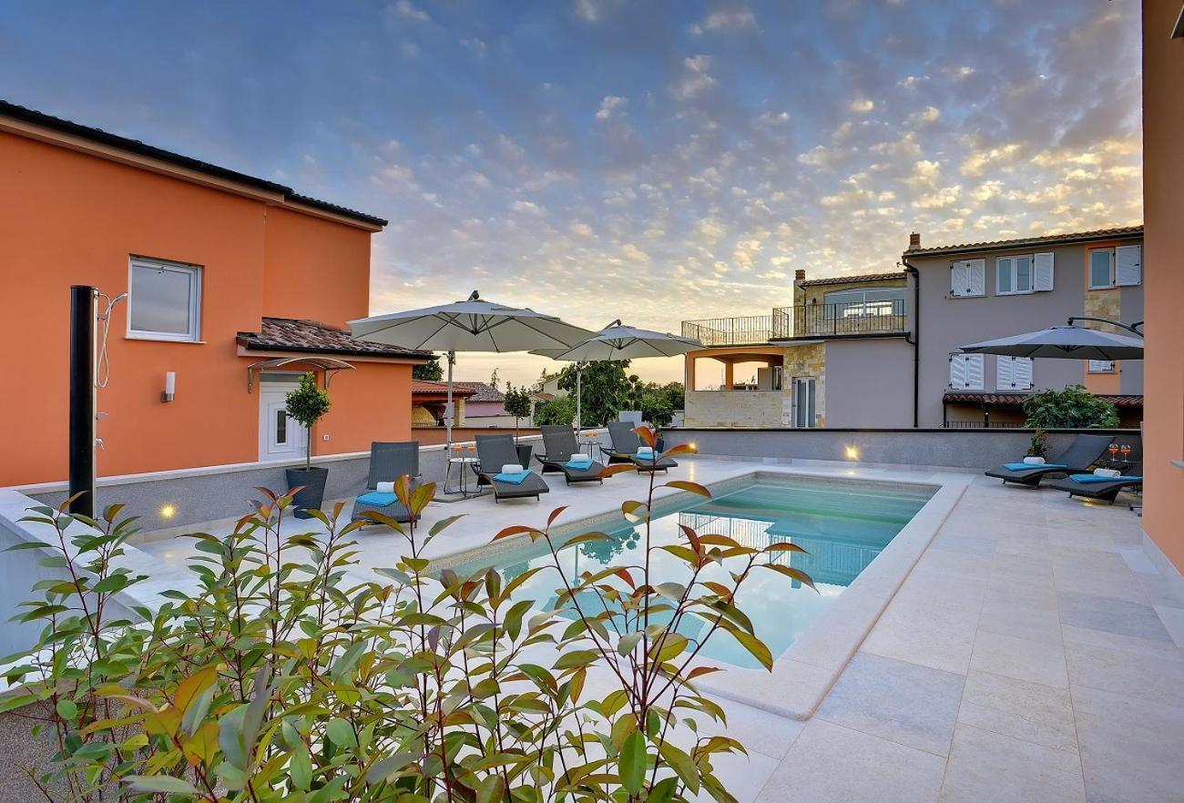 Mit Privatem Pool, Wlan, Sonnenliegen, Terrasse Und Eigenem Grillbereich Pula